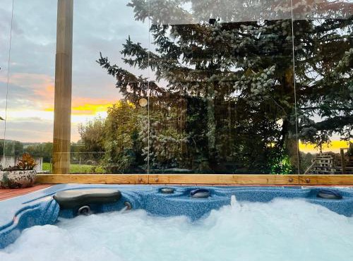 La k abane jacuzzi extérieur chauffée piscine de saison totalement privatisé