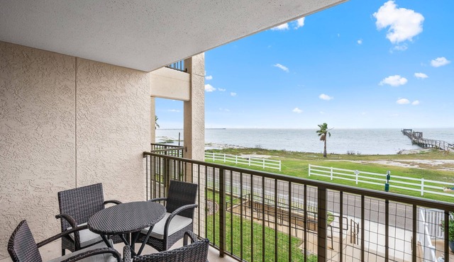 La La's | Pet Friendly, Pool + Hot Tub Access!