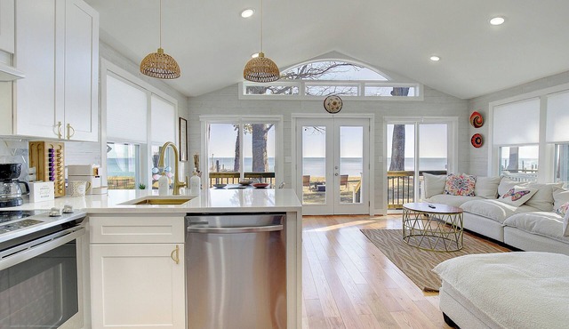 "La Licorne" Waterfront Beach Cottage