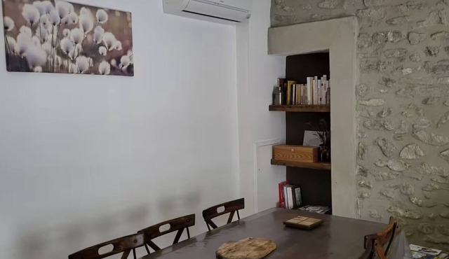 La linaigrette Chez Val pretty house with courtyard between vines and lavender