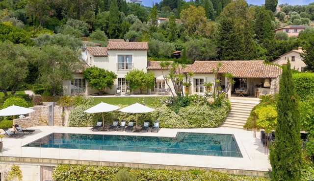 La Lisonnière, charm and excellence. Sea view, large garden with trees, large swimming pool