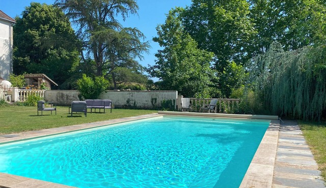 La Lodge 4-bedroom house in château courtyard, Pool, WiFi, AC, near Vichy