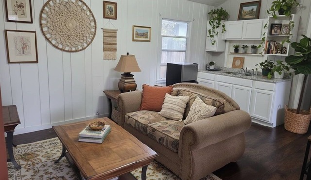 La Lomas Bohemian Cottage. Cozy 1-bedroom apartment in charming Modesto with AC