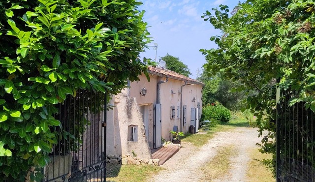 La longère aux agrumes: swimming-pool gite garden-forest
