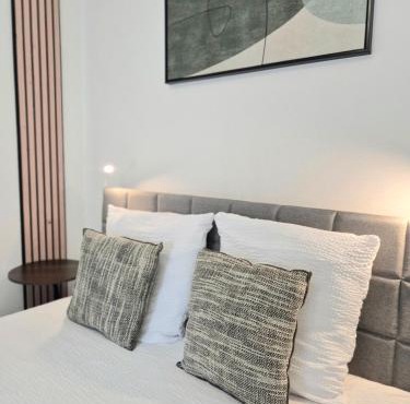 La longère du Moulin, logement T2 indépendant tout équipé avec cuisine, parking individuel avec portail, salon de jardin, belle grande chambre