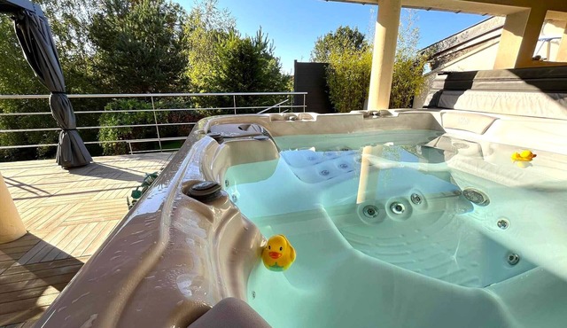 "La Loupiote - Gîte Éclairé" Maison de Village Proche Nancy Avec Grand Jacuzzi !