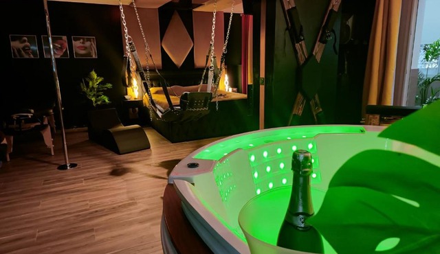 La loveroom bdsm de Nice " la chambre luxe des désirs "