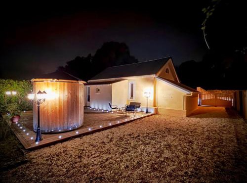 La Lovrette - Maisonnette Romantique avec Balnéo, Sauna Privatif et Expériences Érotiques
