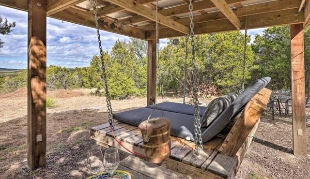 La Luna- Private cabin with amazing views, bed swing, fire pit, & hot tub!