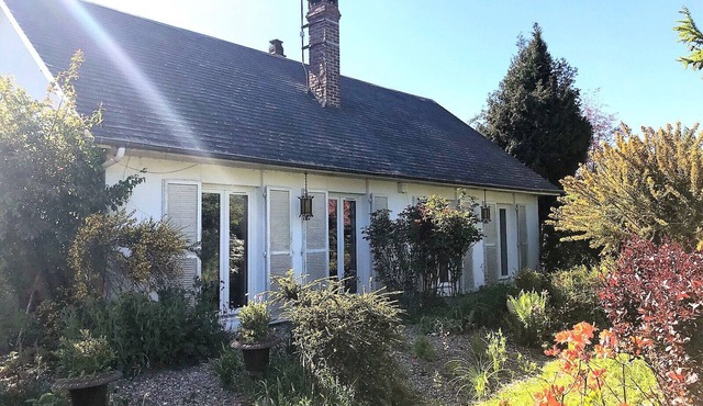 La Métrie, on one level, enclosed garden