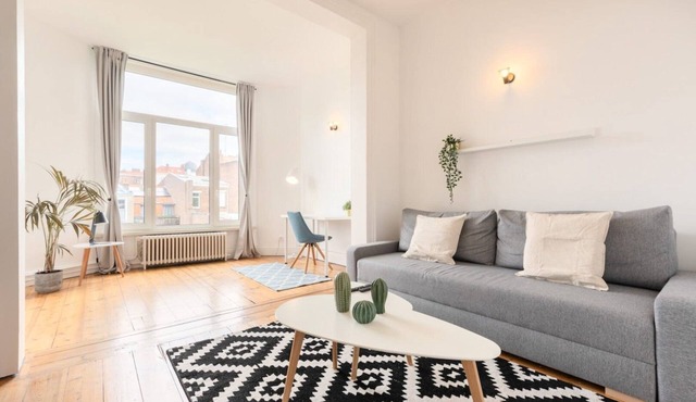 La Madeleine-Beautiful bright two bedroom apart