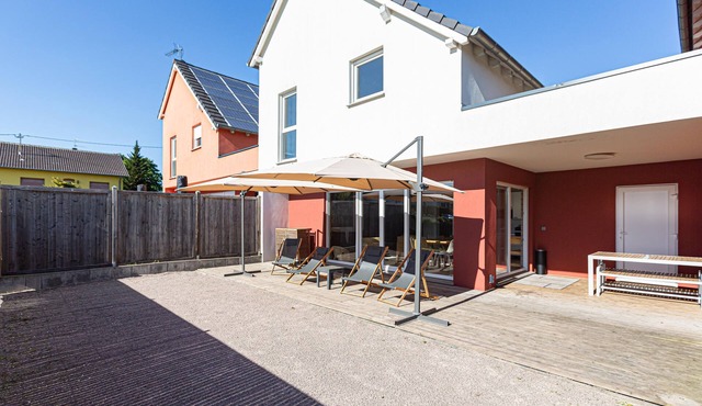 La maison solaire 5-15 pers Shower Garden view