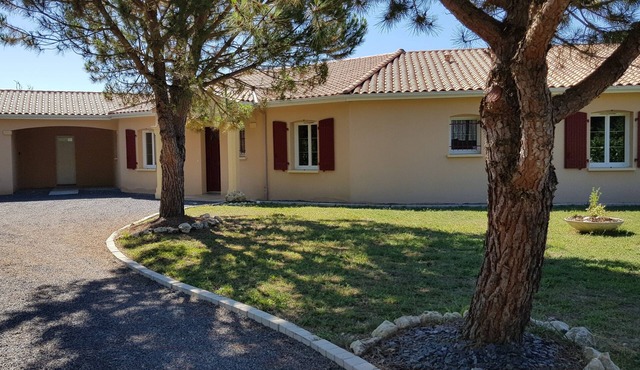 La maison aux ânes in the countryside, surrounded by vineyards with swimming pool.