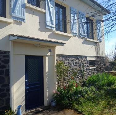 La maison aux volets bleus