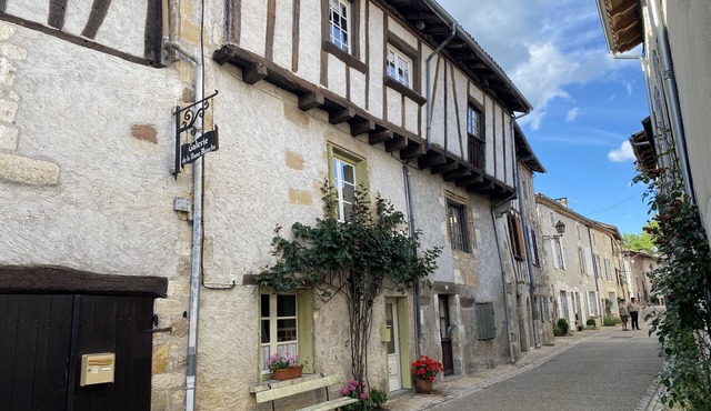 La Maison Bancale, Medieval house in stunning village, with great restaurants!