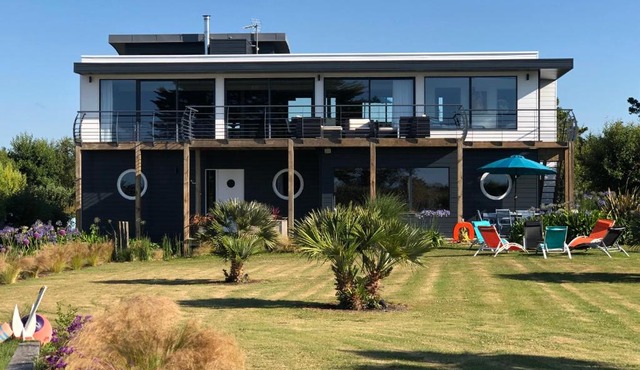 La Maison Bateau au Bord de Mer