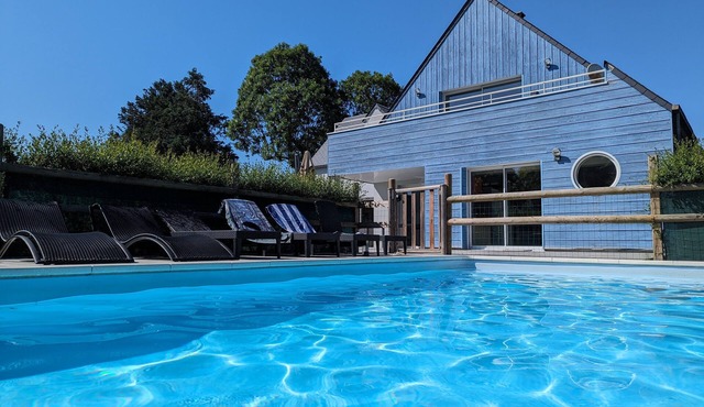 La Maison Bleue, heated swimming pool, sauna, spa, 25min from Mont St-Michel