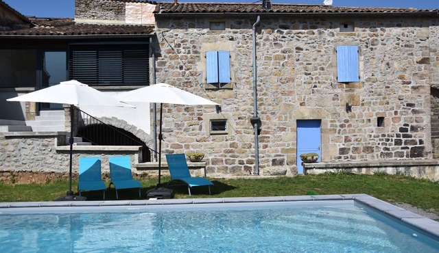 "la Maison Bleue du Plot": Maison en Pierre Avec Piscine et Terrain de Pétanque