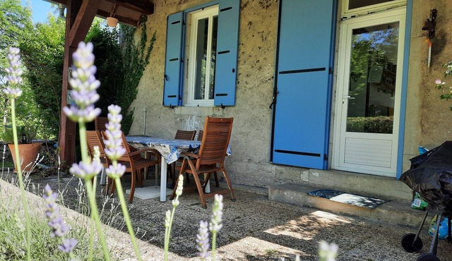 La Maison Bleue Renovated former school with garden 4 pers village 5mn from the lakes.