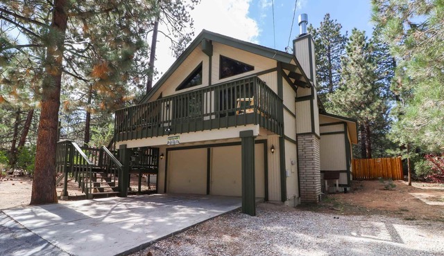 La Maison by Destination Big Bear : Walk to Snow Summit! Pool Table! Hot Tub! Fireplace! Cable TV! BBQ! Wet Bar!