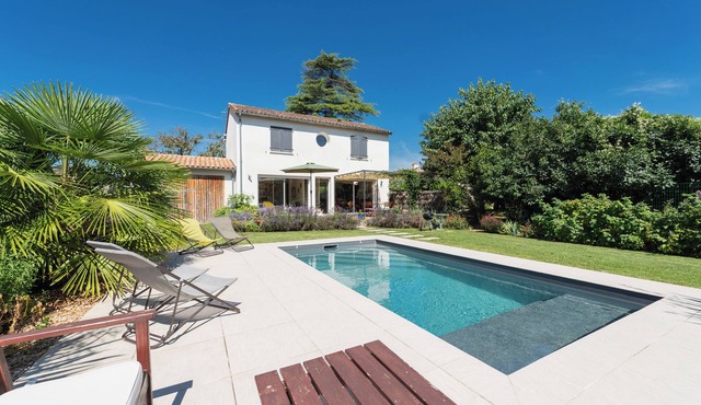 La Maison Château d'Eau with swimming pool
