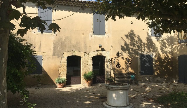 La Maison d'Alfred the charm of an old farmhouse at the foot of the luberon
