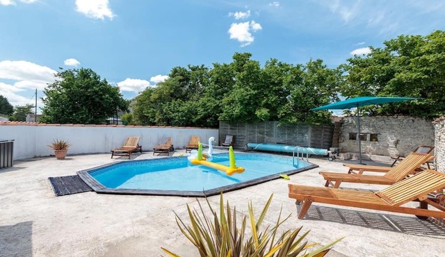 La Maison du Puits, son gîte, et sa piscine