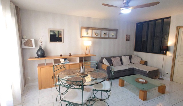 La Maison d'Isa Meze ground floor apartment 50m from the port and 150m from the beach classified 2 *.