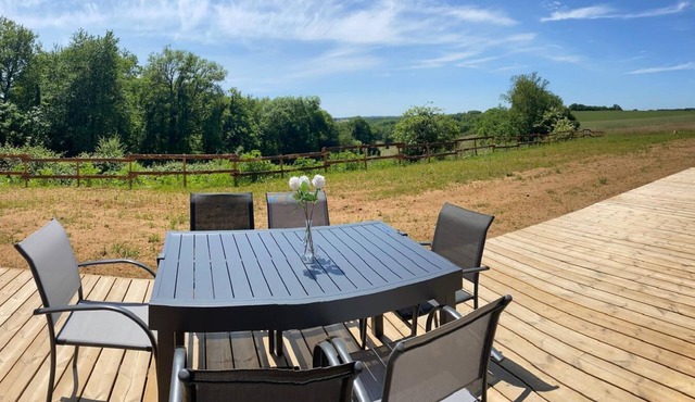 La maison dans la prairie fleurie space and calm