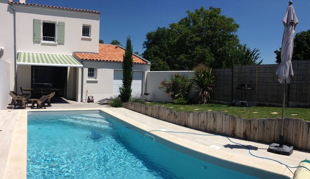 La Maison de Flora-Private pool heated to 29°C