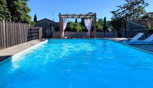 La Maison des Vendangeurs, authentic stone gîte with pool