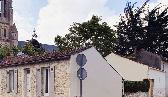 La Maison de Jeanne Entièrement Indépendante, en Ville Dans Secteur Calme