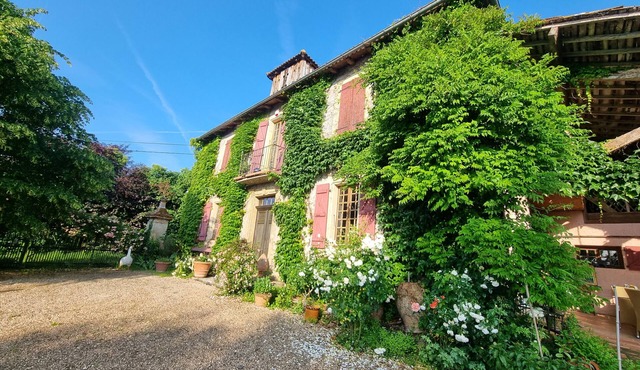 La Maison des Roses – Charming retreat in Gascony with heated pool & flower garden