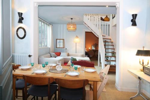 La Maison des Rues Pavées avec jardin by La Boîte En Plus