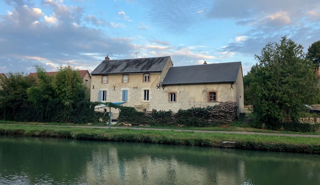 La maison du canal, cosy artist's house, pets welcome