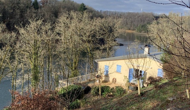 LA MAISON DU PECHEUR 30 m from LAKE CANTAL AUVERGNE SAINT ETIENNE CANTALES
