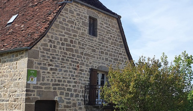 La Maison du Garde: typical Quercy house at the foot of the château.