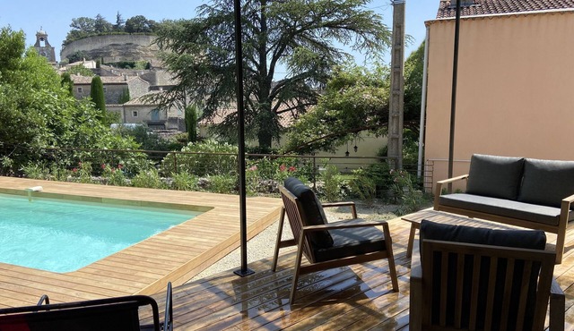 La Maison du Petit Jeu à Grignan : Piscine et vue sur le Château