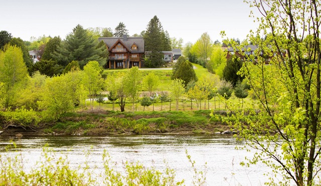 La maison en bois rond vous offre des chambres majestueuses à couper le souffle.