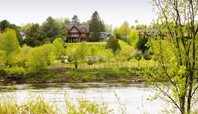 La maison en bois rond vous offre des chambres majestueuses à couper le souffle.