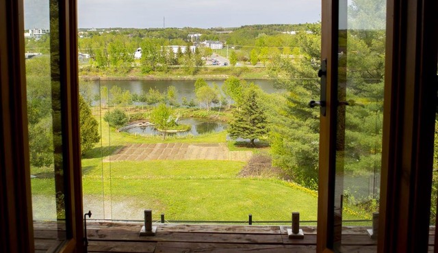 La maison en bois rond vous offre des chambres majestueuses à couper le souffle.