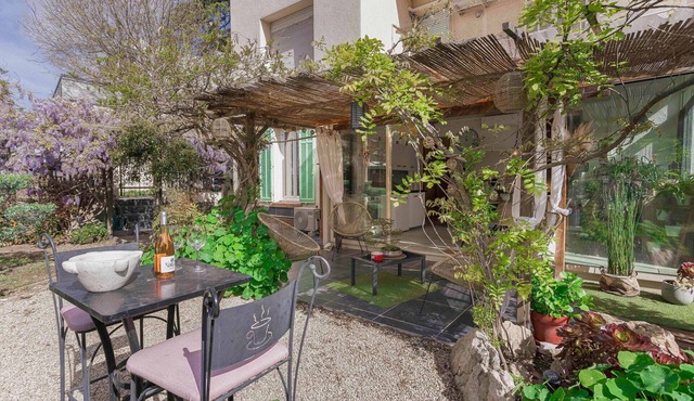 La Maison Fleurie, Beautiful 2 Br Apartment With Garden By Halldis