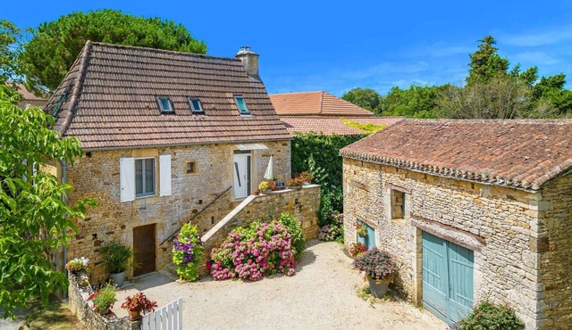 La Maison Fleurie - Two Bedroom Villa, Sleeps 4