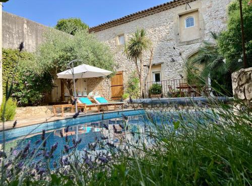 La Maison Des Autres, piscine chauffée, chambres d'hôtes proches Uzès, Nîmes, Pont du Gard, Table d'hôtes d'octobre à fin avril sur réservation