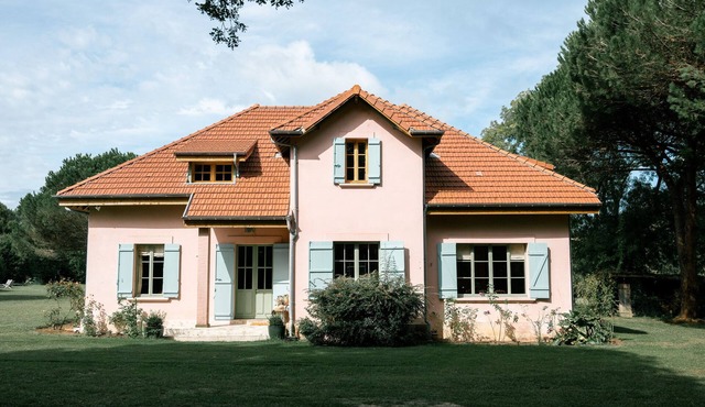 La Maison Rose, 5 to 7 suites, in a private park, 10 minutes from the beaches.