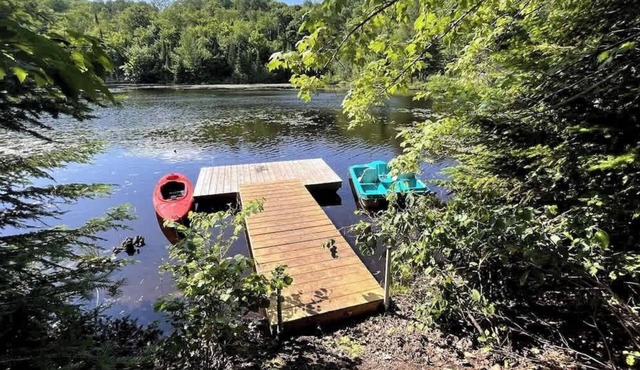 La Maison Magique- Private Hot Tub & Lake Access!