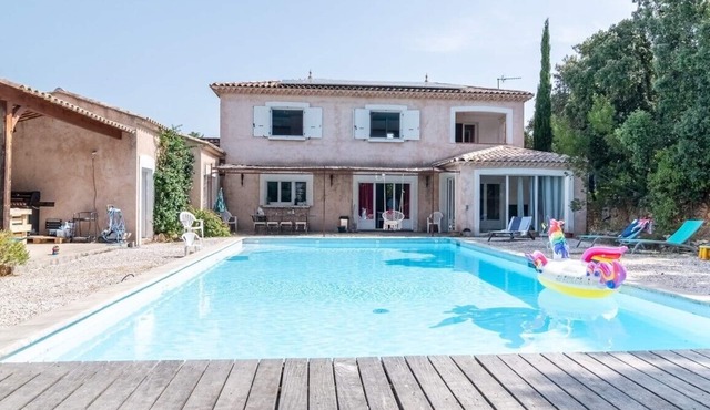 La Maison Noz, bastide with swimming pool, ideal for friends and families