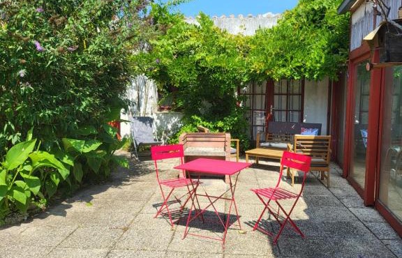 La maison rouge paisible maison de pays