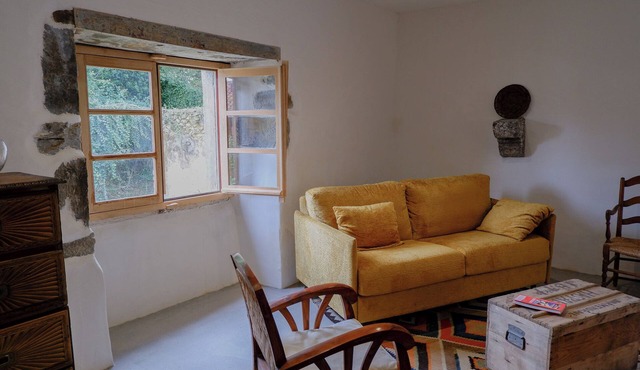 La maison sous les chênes, gîte in a traditional Basque house, in a peaceful setting.