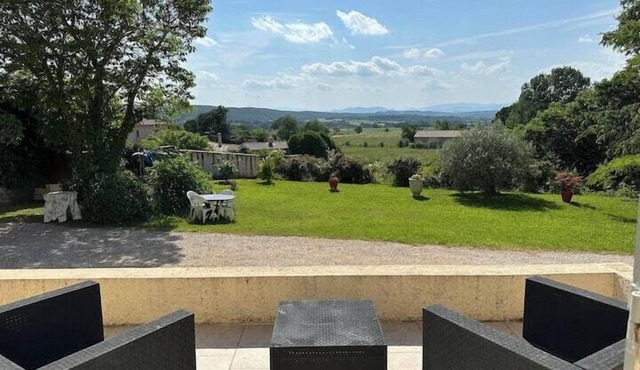 La maisonnette, quiet garden